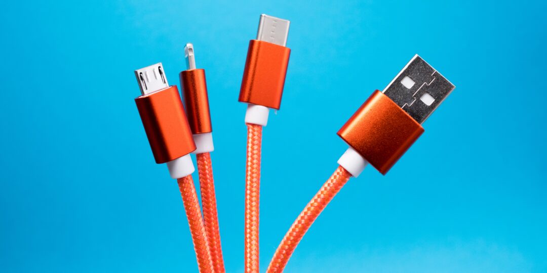 Mehrere USB-Kabel sind mit unterschiedlichen Anschlusstypen ausgestattet. Bild: Lucian Alex/Unsplash