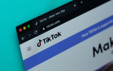 Die Startseite von TikTok in einem Browser-Fenster. Bild: Solen Feyissa / Unsplash