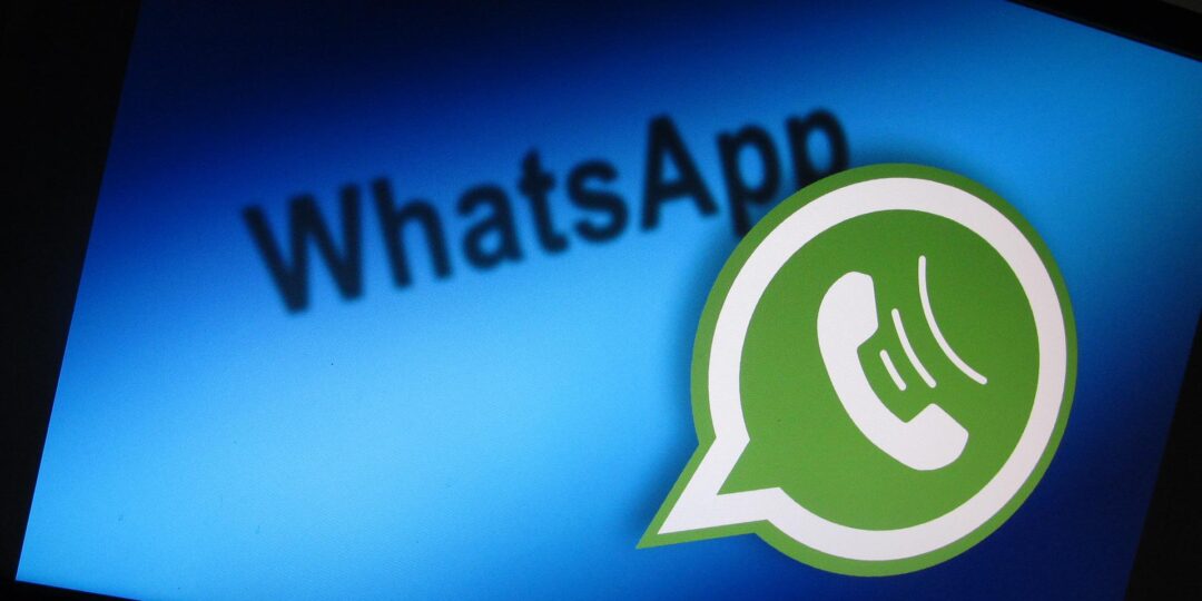 Das WhatsApp-Symbol vor einem dunklen Hintergrund.