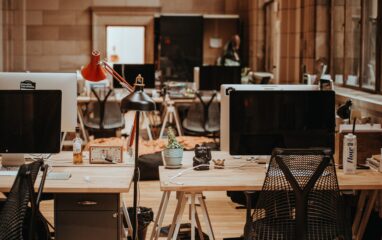 Schreibtische mit Computer-Hardware. Bild: Annie Spratt / Unsplash
