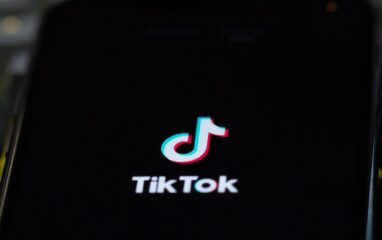 Das TikTok-Logo auf schwarzem Hintergrund. Bild: Solen Feyissa / Unsplash